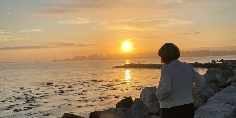 从城市搬到小沿海村庄；更喜欢它而不是郊区