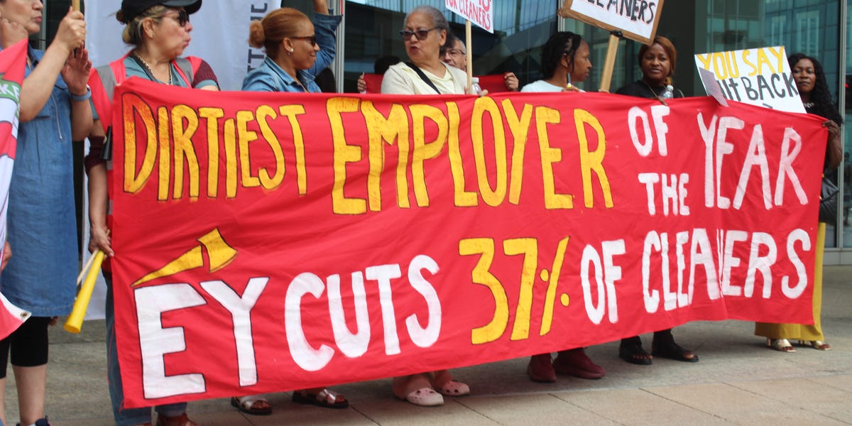 在EY罢工的清洁工在计划裁员的情况下纠察了办公室