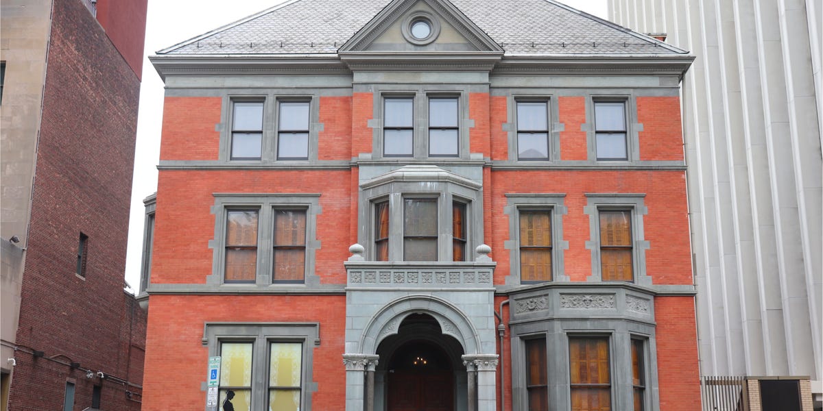 在一个有钱的商人的镀金时代豪宅中变成沉浸博物馆