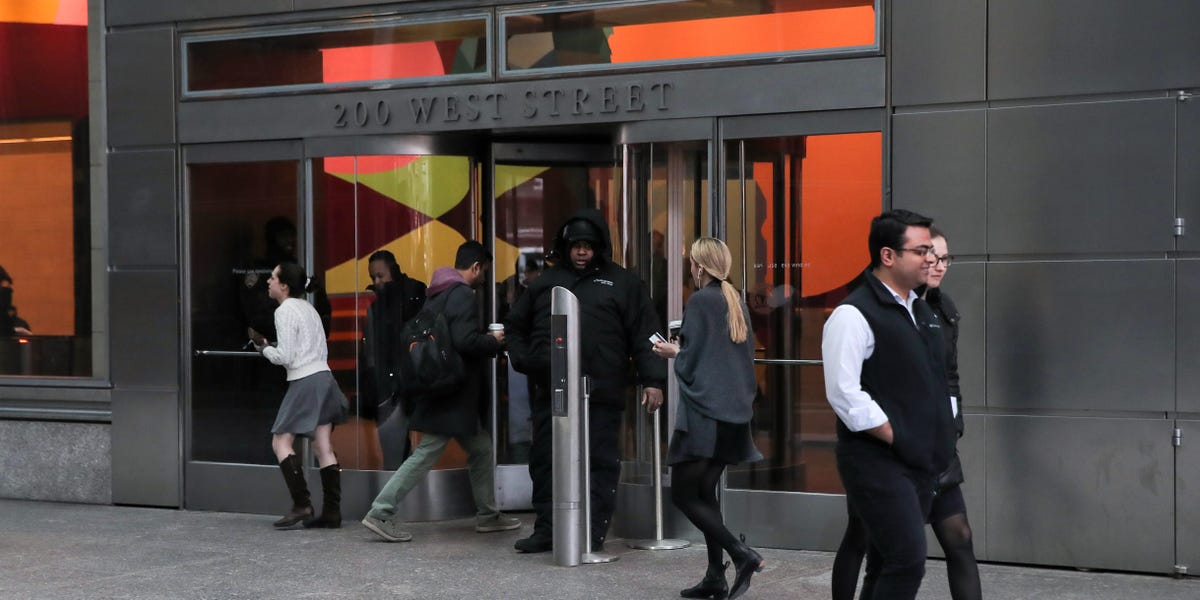 在为初级才华而战，高盛悬挂了新的职业道路