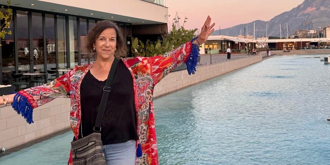 女人离开美国前往意大利，在西西里岛退休，更快乐