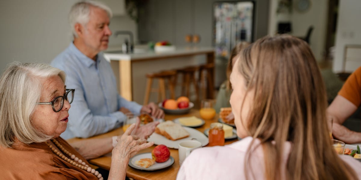 我和公婆一起搬进来，因为我们买不起休斯顿的家