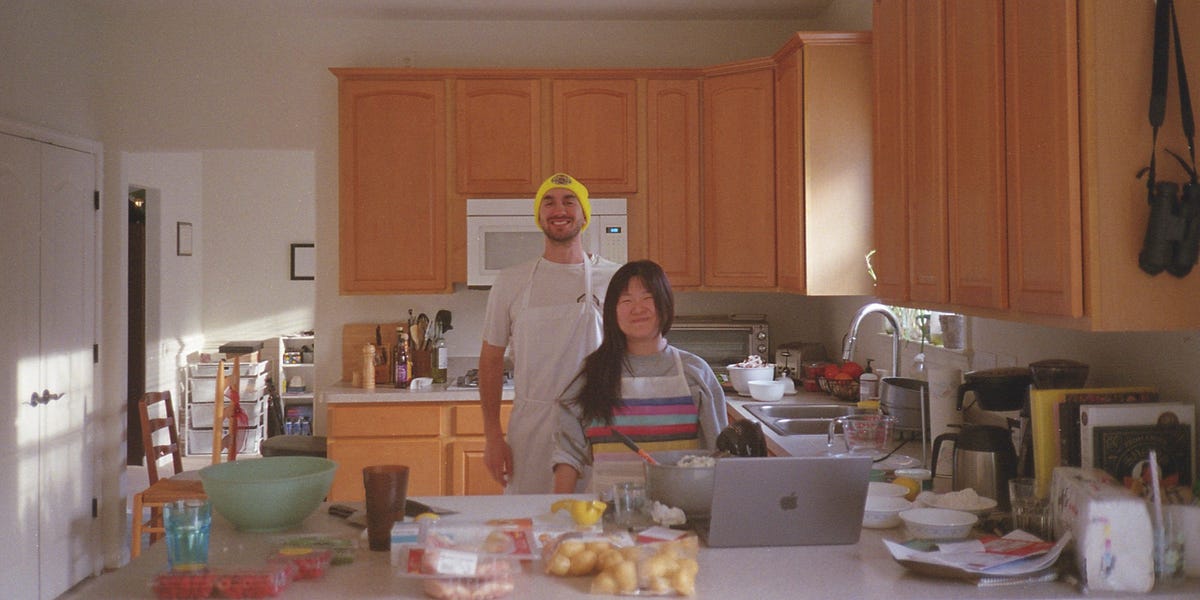 我和我的伴侣和其他两个室友住在一起