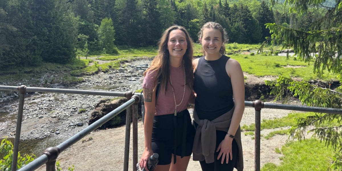 我搬到新城市，与童年的朋友更亲近。生活改善了