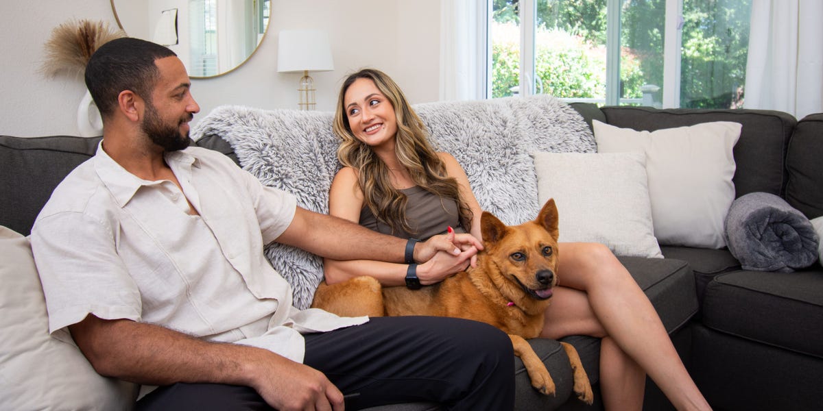 一对夫妇分享了在父母后院的阿杜（Adu）生活的利弊