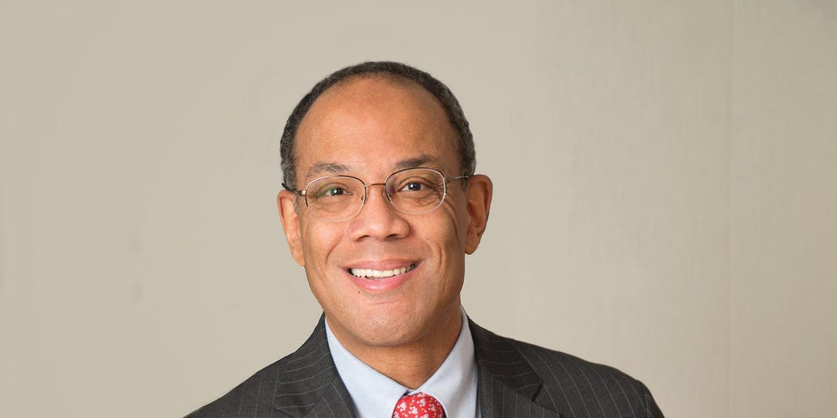 投资者约翰·罗杰斯（John Rogers）看到市场泡沫，吹捧甲骨文，其他2个股票