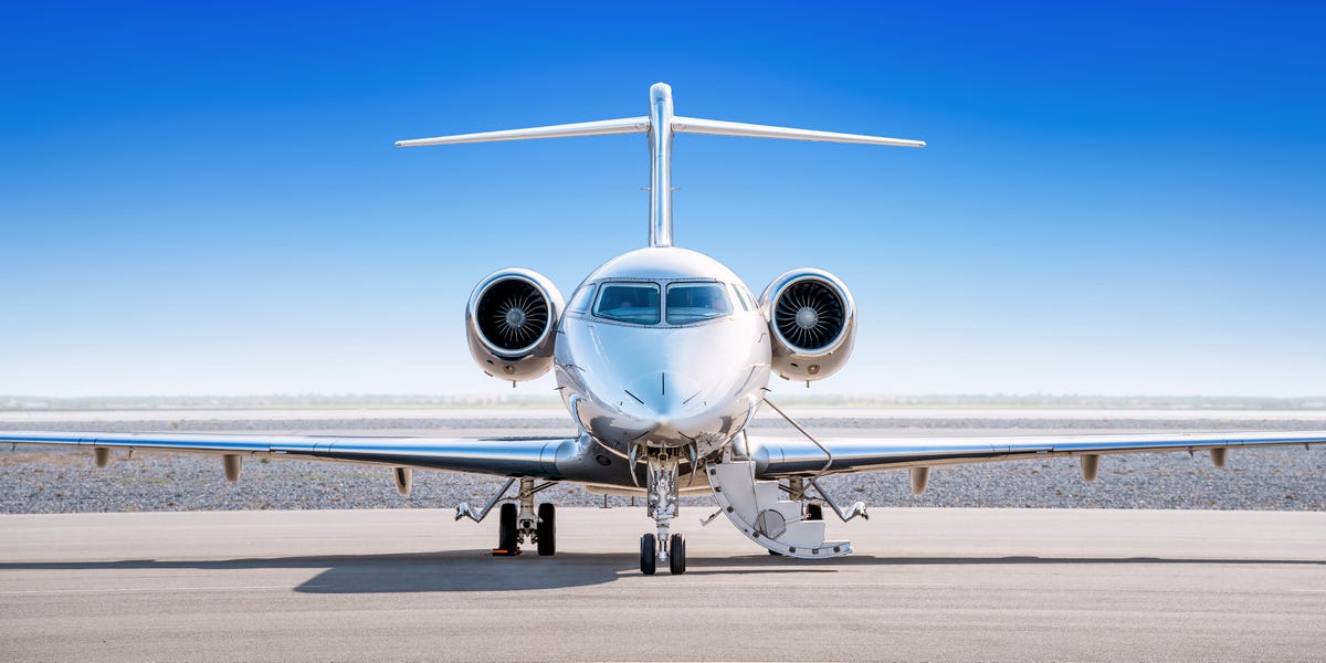 数百个私人喷气机队人群长岛机场供莱德杯