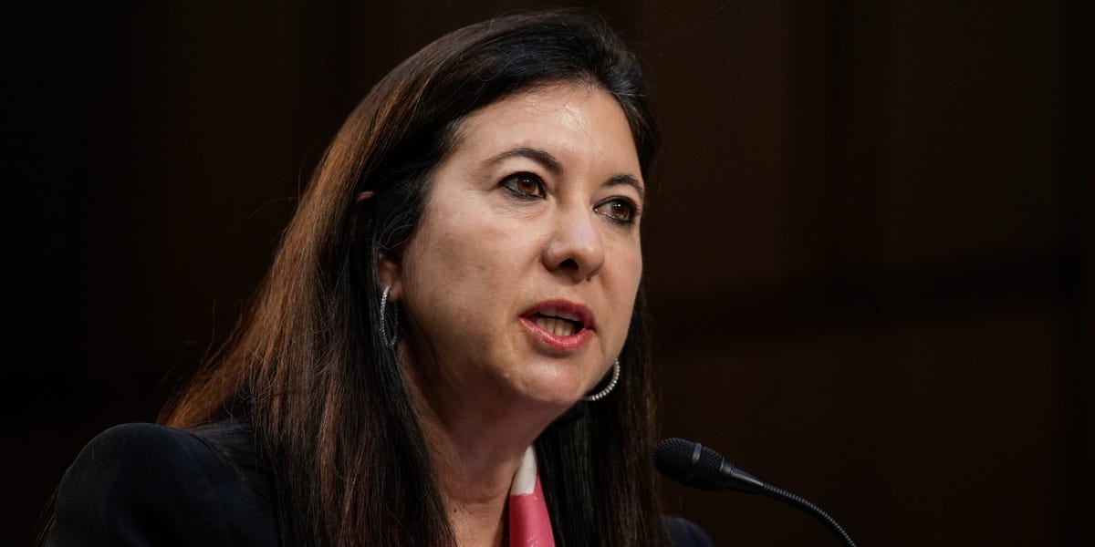 前美联储理事阿德里亚娜·库格勒的股票交易引发道德转介