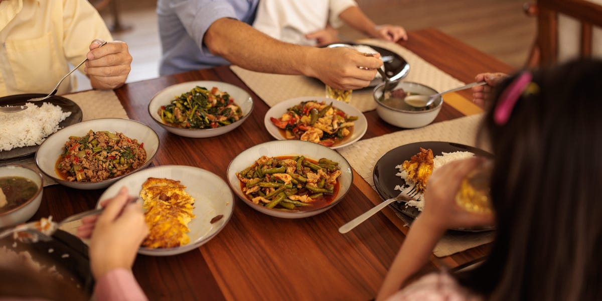 我的儿子和他的家人搬来和我们一起住；令人惊讶的伟大但艰难