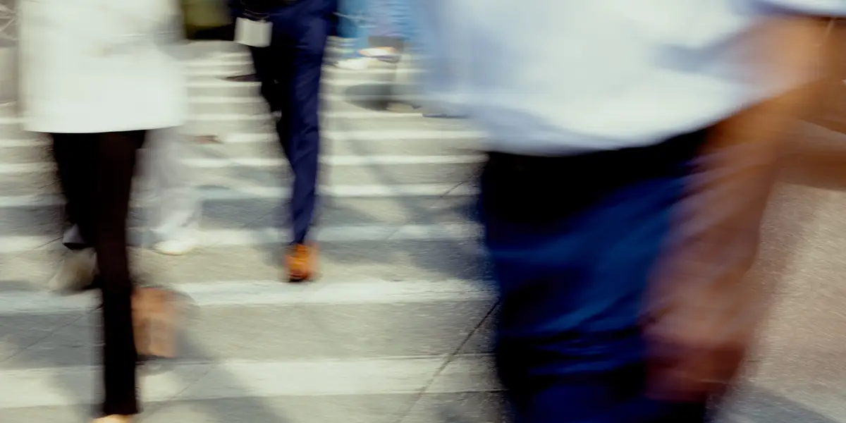 初级银行家工作时间的审判已结束。不眠之夜不是。