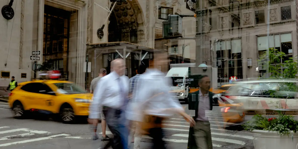 投资银行就每周工作 100 小时的案件达成和解