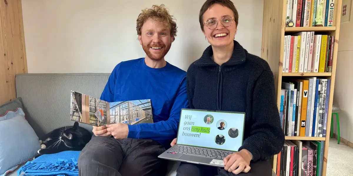 夫妇梦想有一个小房子。制作了一份宣传材料来赢得家人的支持。