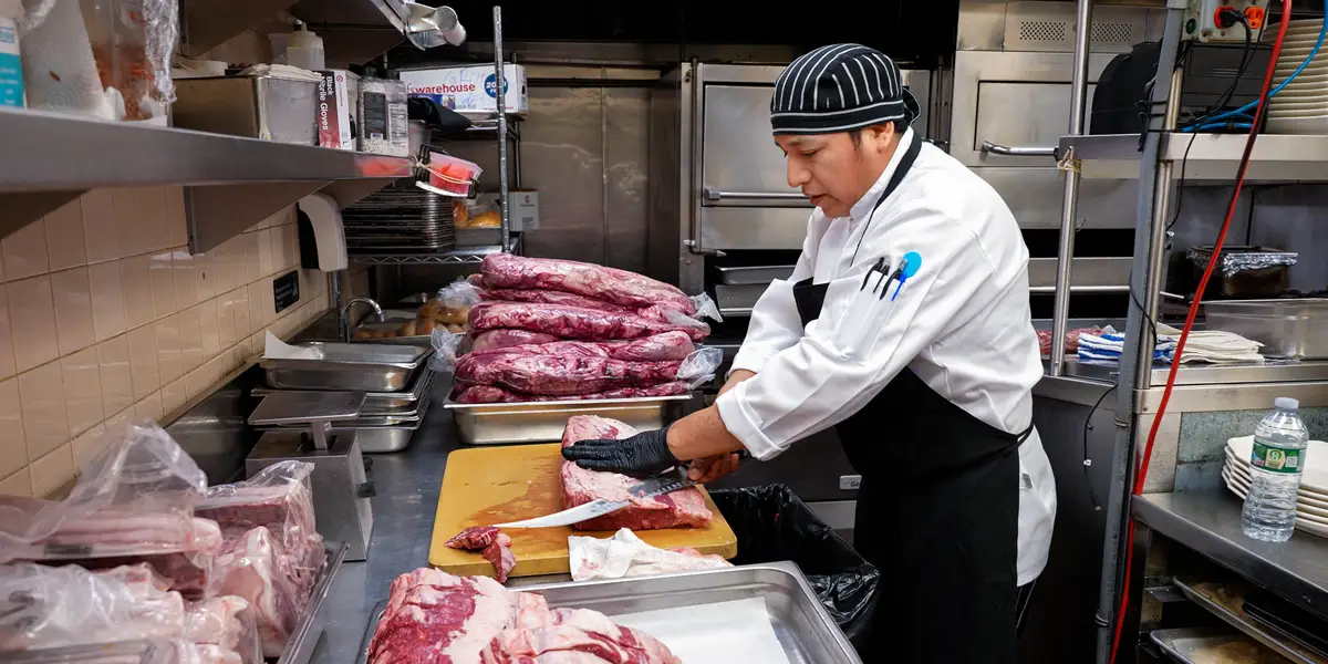 我在华尔街的一家牛排馆度过了一天，但没有找到丰盛的午餐