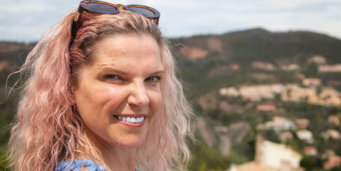 我处于忠诚的关系中，但我们住在不同的家里