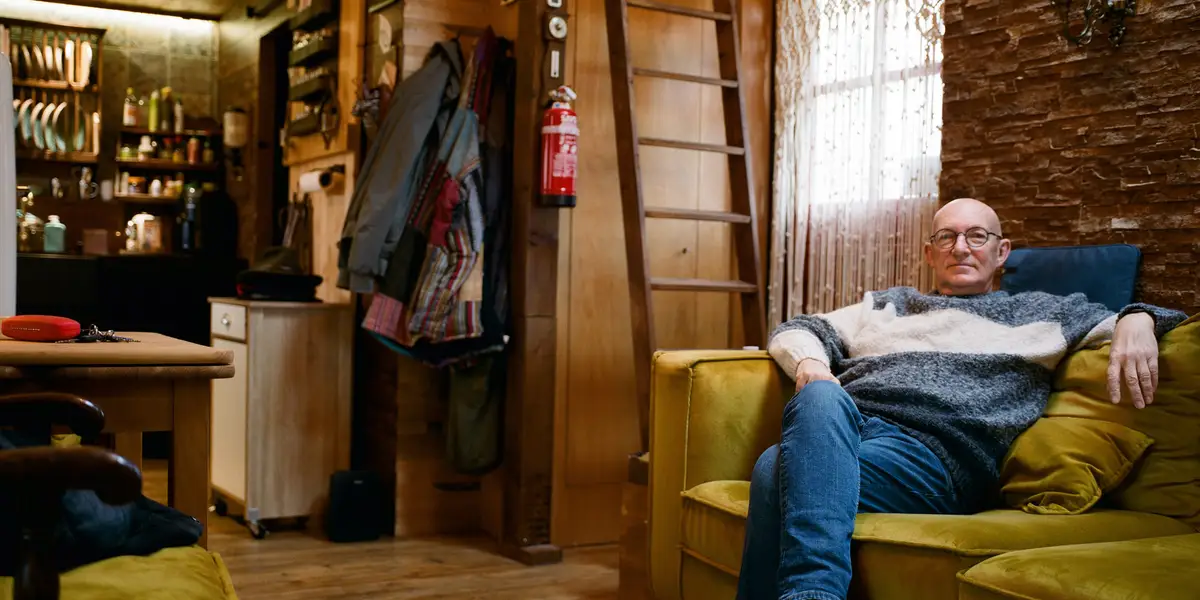 我和妻子在 60 多岁时建造了小房子：无抵押贷款的生活值得