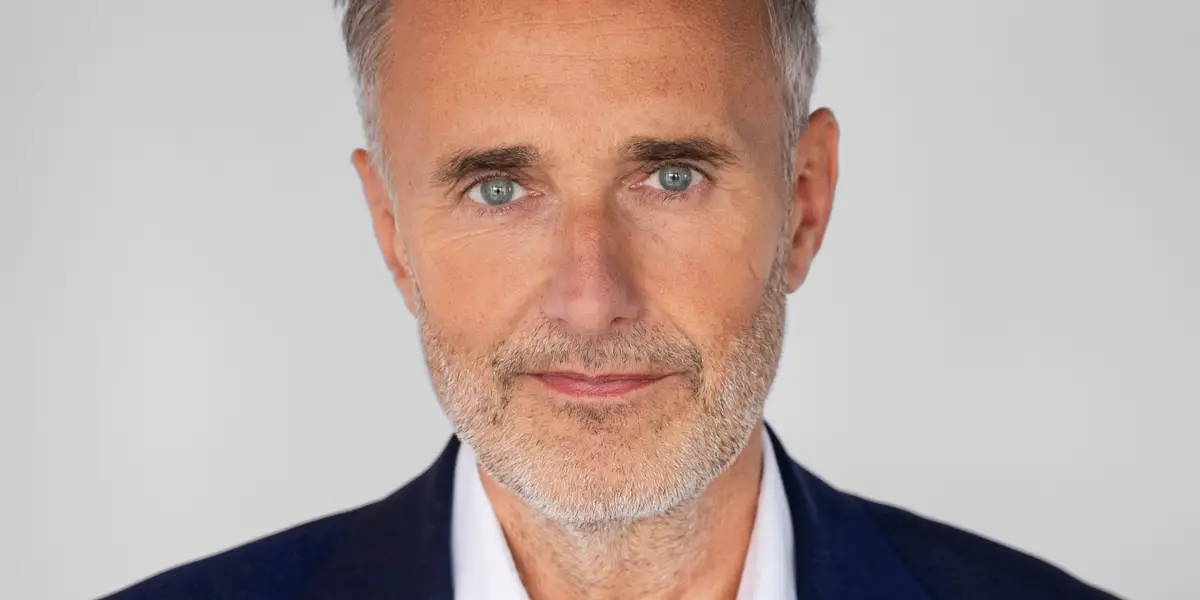 纽约银行经理正在学习管理人类和人工智能代理团队