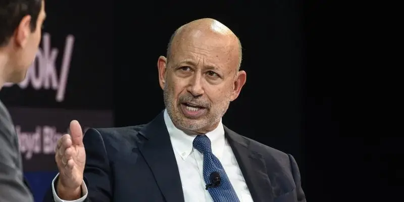 劳埃德·布兰克费恩 (Lloyd Blankfein) 谈年轻工人应该如何花掉第一笔 5,000 美元的积蓄