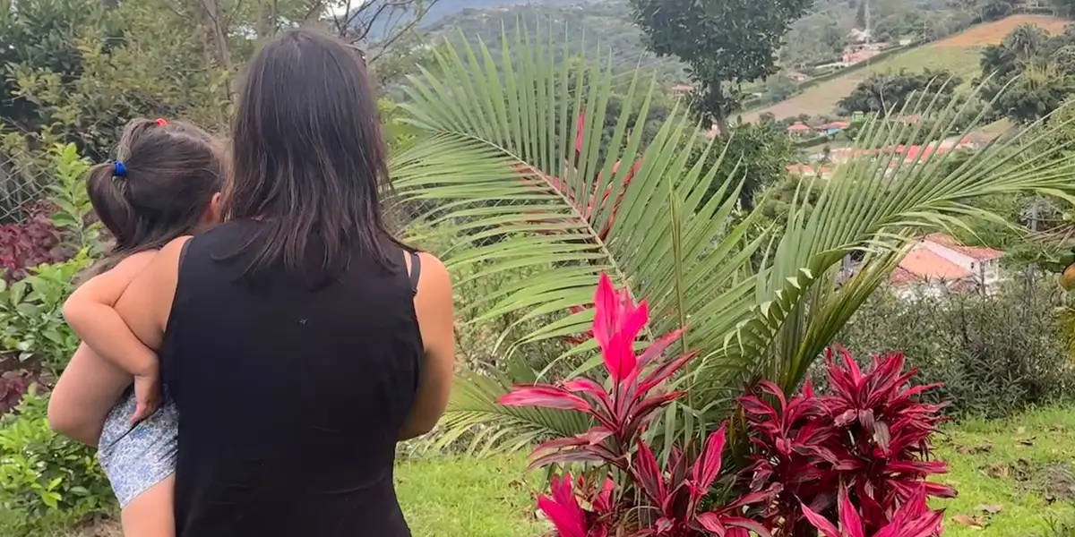 我从德克萨斯州搬到了哥伦比亚。生活更便宜，我们这里有社区。