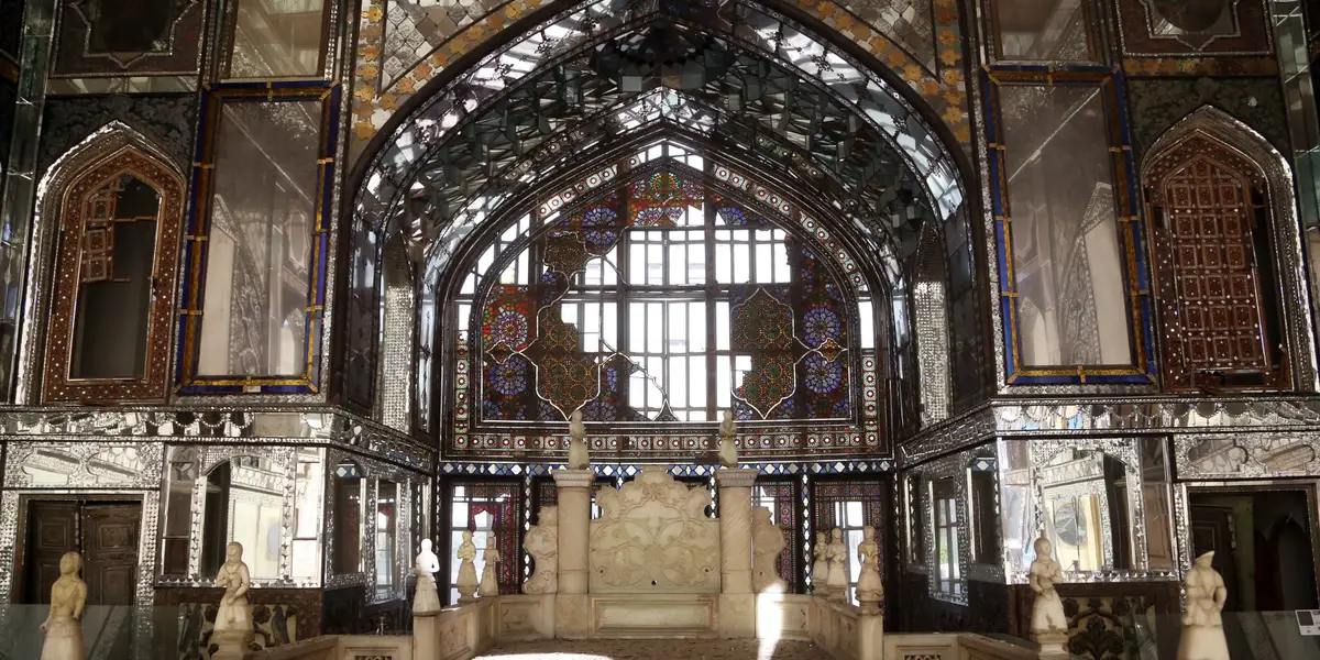 照片显示伊朗袭击后古勒斯坦宫受损