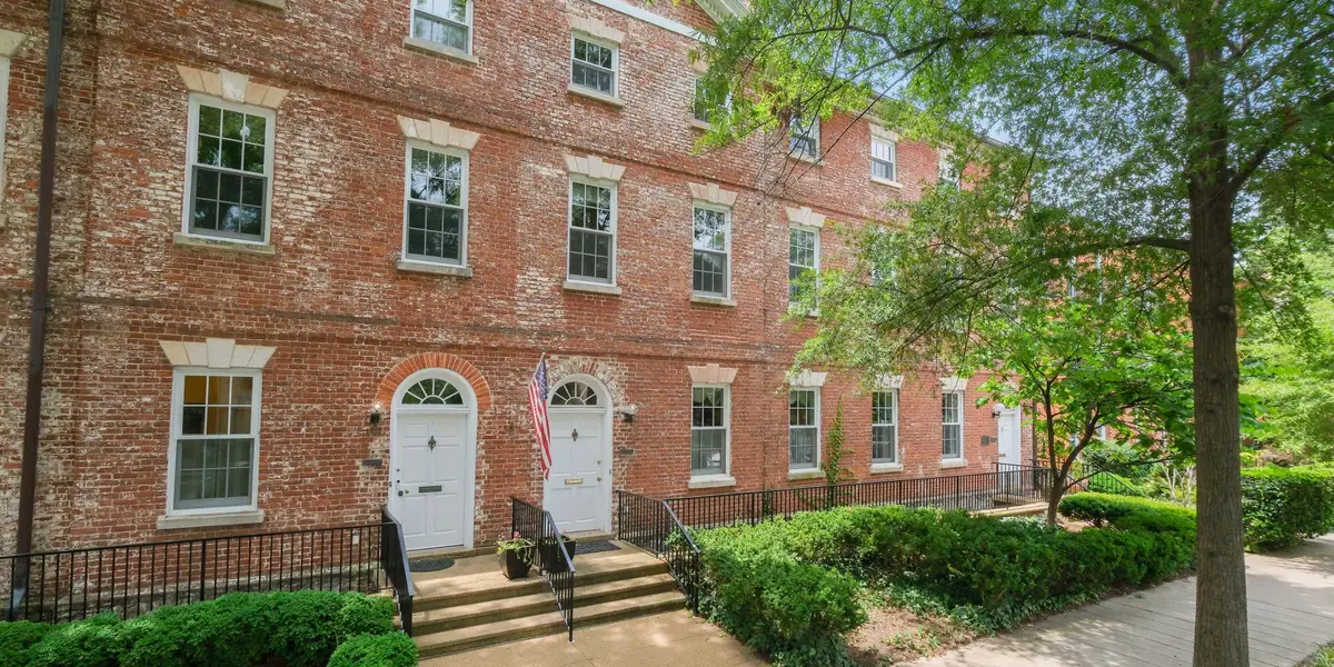 这座 1790 年代的华盛顿特区联排别墅正在出售