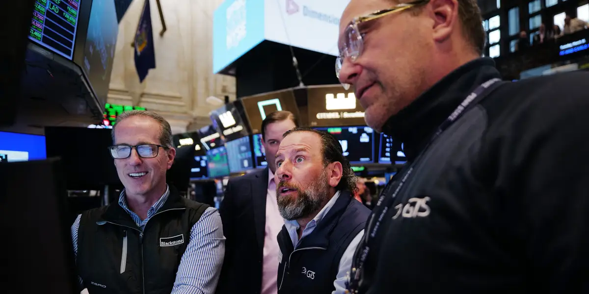 2026 年值得买入的股票：12 只中小型股有望上涨