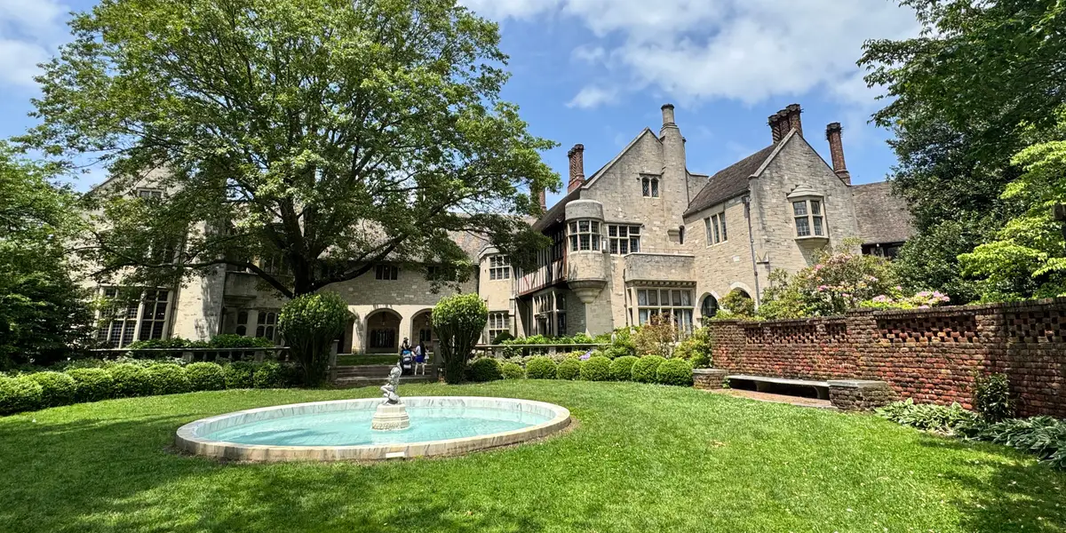 Coe Hall 的照片，一座拥有 65 个房间的豪宅，曾由泰坦尼克号大亨投保