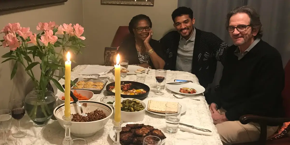 为了省钱，我和未婚妻和父母一起住在纽约的公寓里