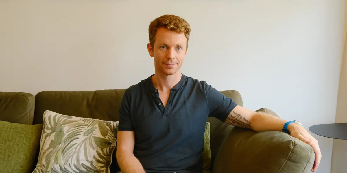 他从旧金山搬到新加坡并准备放弃美国护照