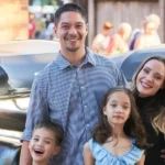 他搬到泰国进行职业休息；重新考虑提前退休