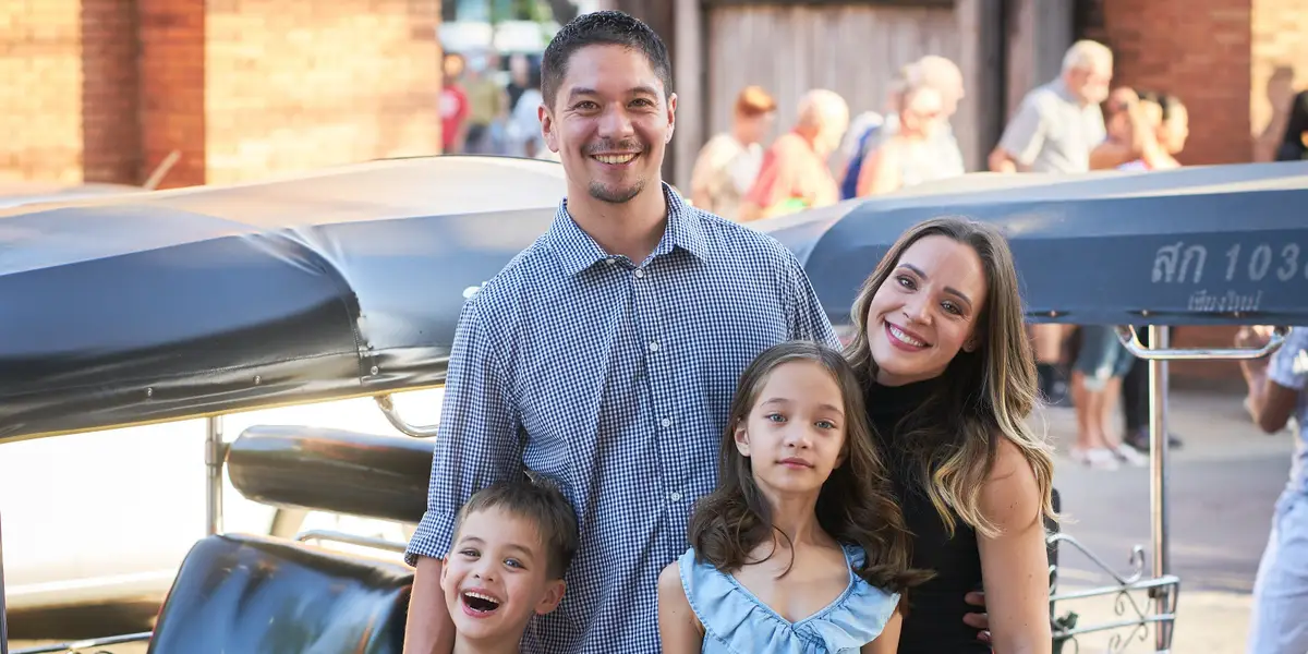 他搬到泰国进行职业休息；重新考虑提前退休