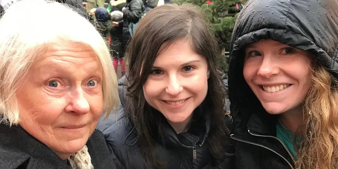 住得很远，在妈妈隔壁买了房子；大部分都好