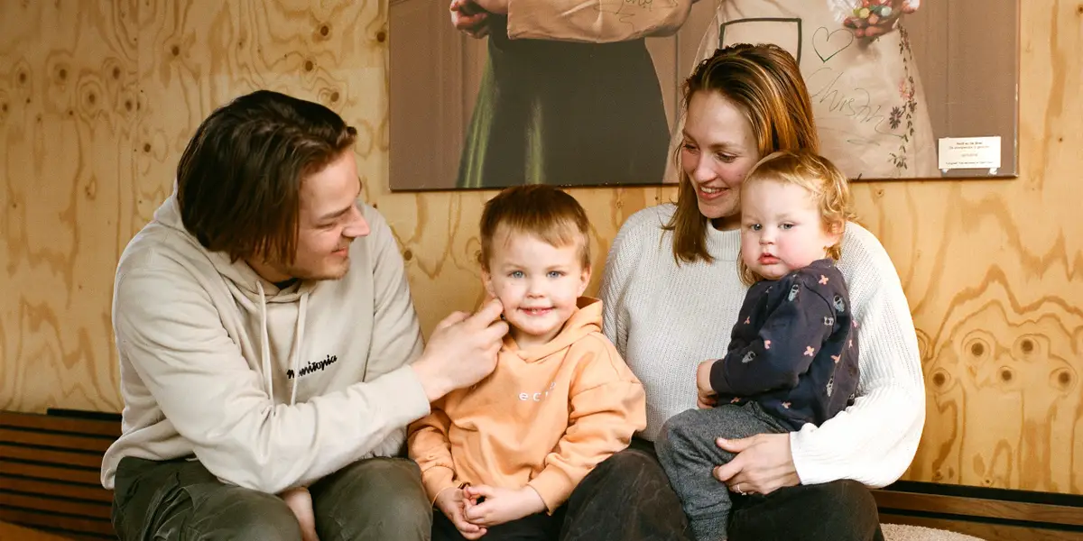 在小房子里抚养幼儿的夫妇：每周工作 3 天，节省大量资金