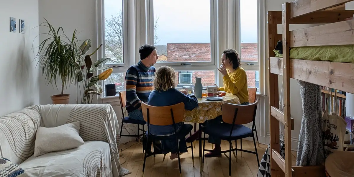 我一家四口住在一卧室公寓；对我们来说出奇的好