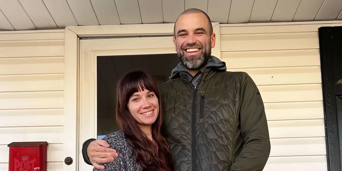 我们买了一套较小的房子，以负担更好的位置。我们计划翻新。