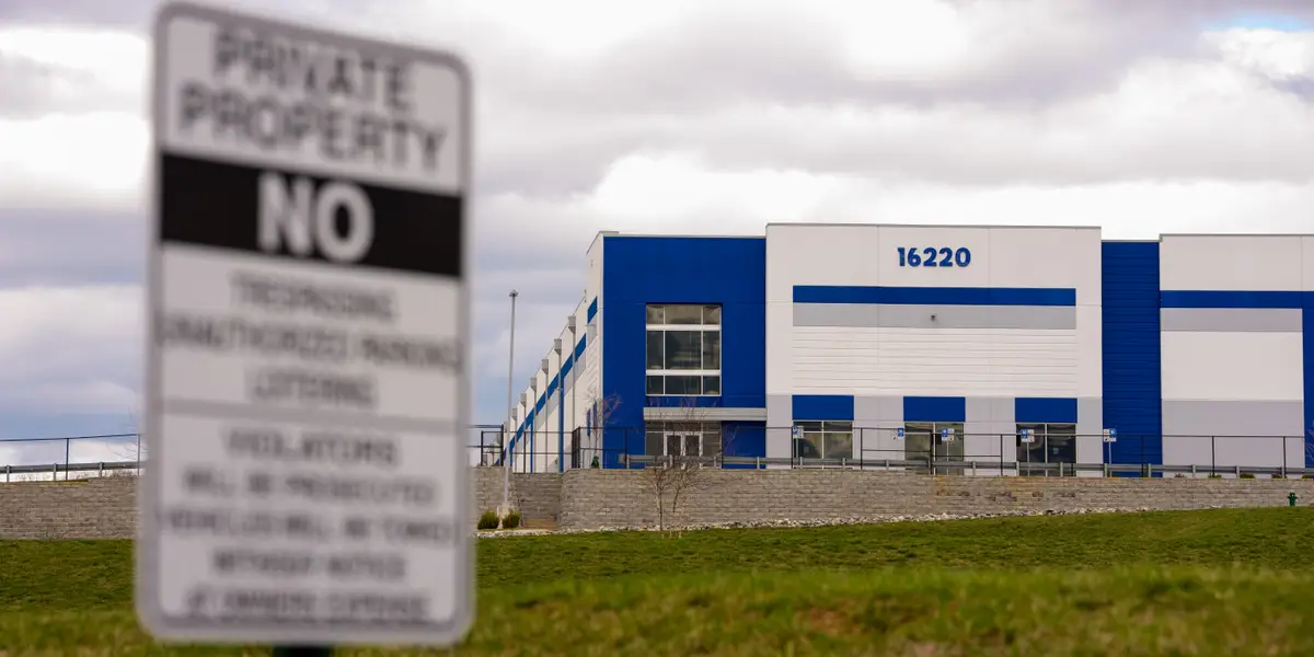 这里是 ICE 购买仓库建拘留中心的地方