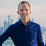 一位亿万富翁生活在六大洲。为什么他选择两个地方定居。