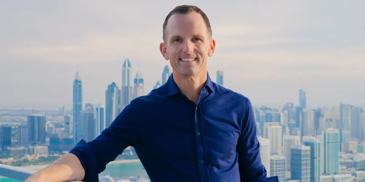 一位亿万富翁生活在六大洲。为什么他选择两个地方定居。