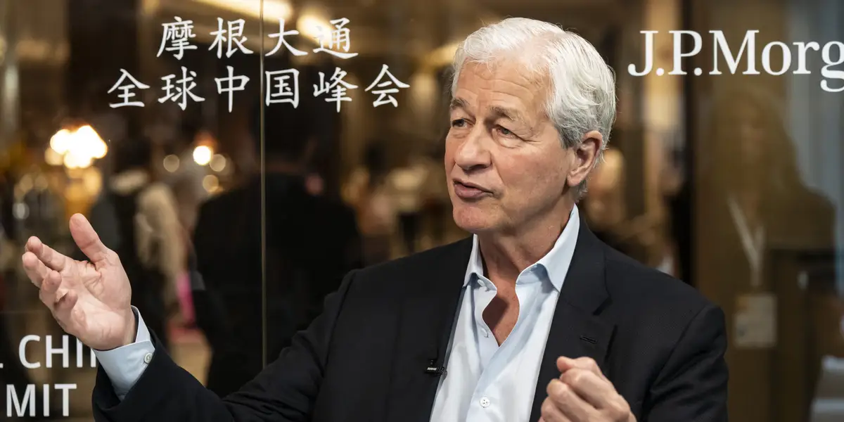 杰米·戴蒙 (Jamie Dimon) 表示，他将雇用更少的银行家，以及更多的“人工智能人员”