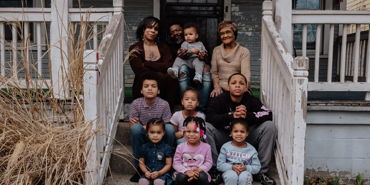 90 岁的曾祖母睡在多代同堂的沙发上；值得