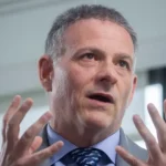 以下是大卫·艾因霍恩 (David Einhorn) 相信的 5 只处于“转型期”的股票