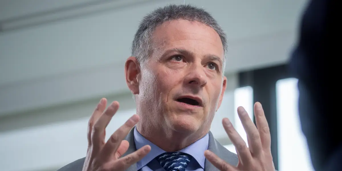 以下是大卫·艾因霍恩 (David Einhorn) 相信的 5 只处于“转型期”的股票