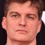 “大空头”Michael Burry 出售 GameStop 股份，做空 Palantir 股票