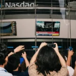 SpaceX 历史性 IPO 期间纳斯达克的场景。
