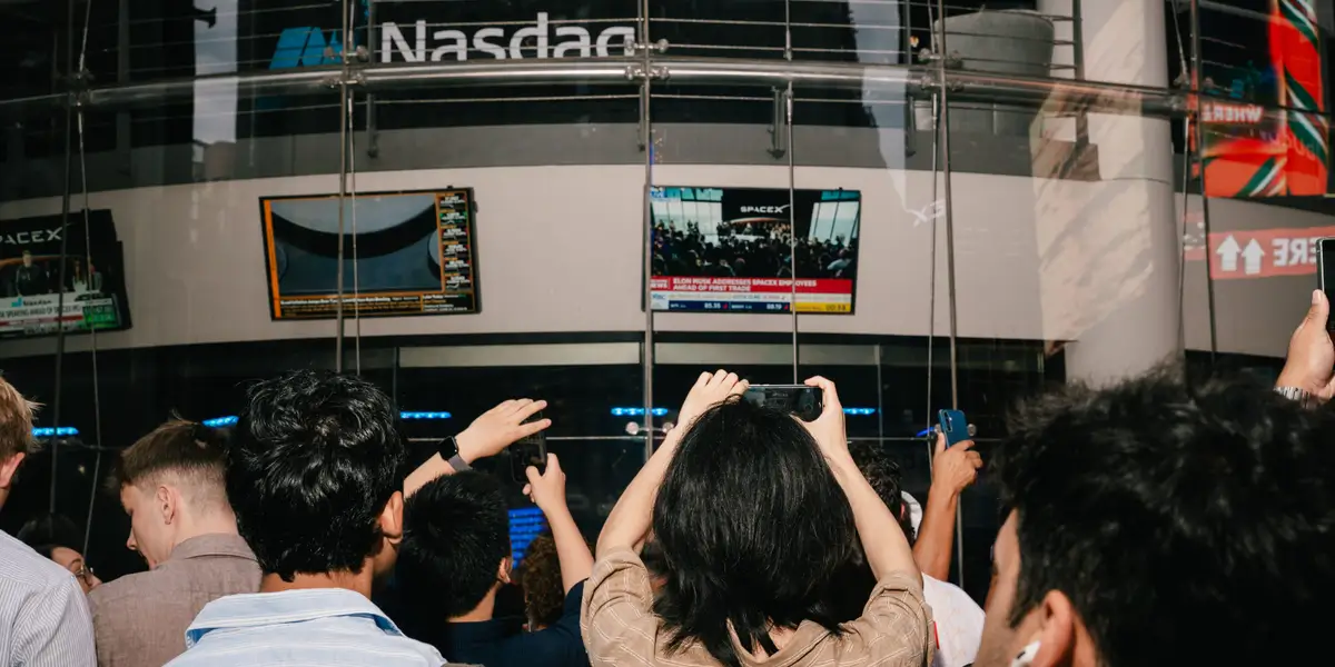 SpaceX 历史性 IPO 期间纳斯达克的场景。
