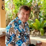 他为了患有阿尔茨海默氏症的妈妈搬到了泰国；建造了一个疗养院