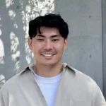 他独自搬到日本并开始在树林里建造小屋