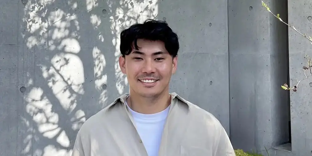 他独自搬到日本并开始在树林里建造小屋