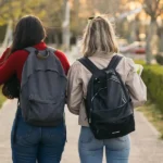 我的家人搬家了，但让我留下来；和我朋友的家人住在一起