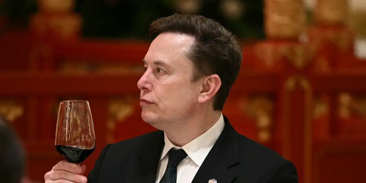 埃隆·马斯克 (Elon Musk) 表示，他一边住在拖车里，一边监督 XAI 计划