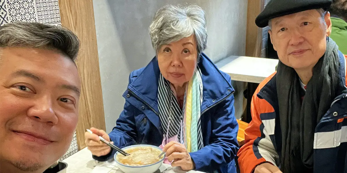 在洛杉矶生活20多年后，他搬到台湾照顾年迈的父母